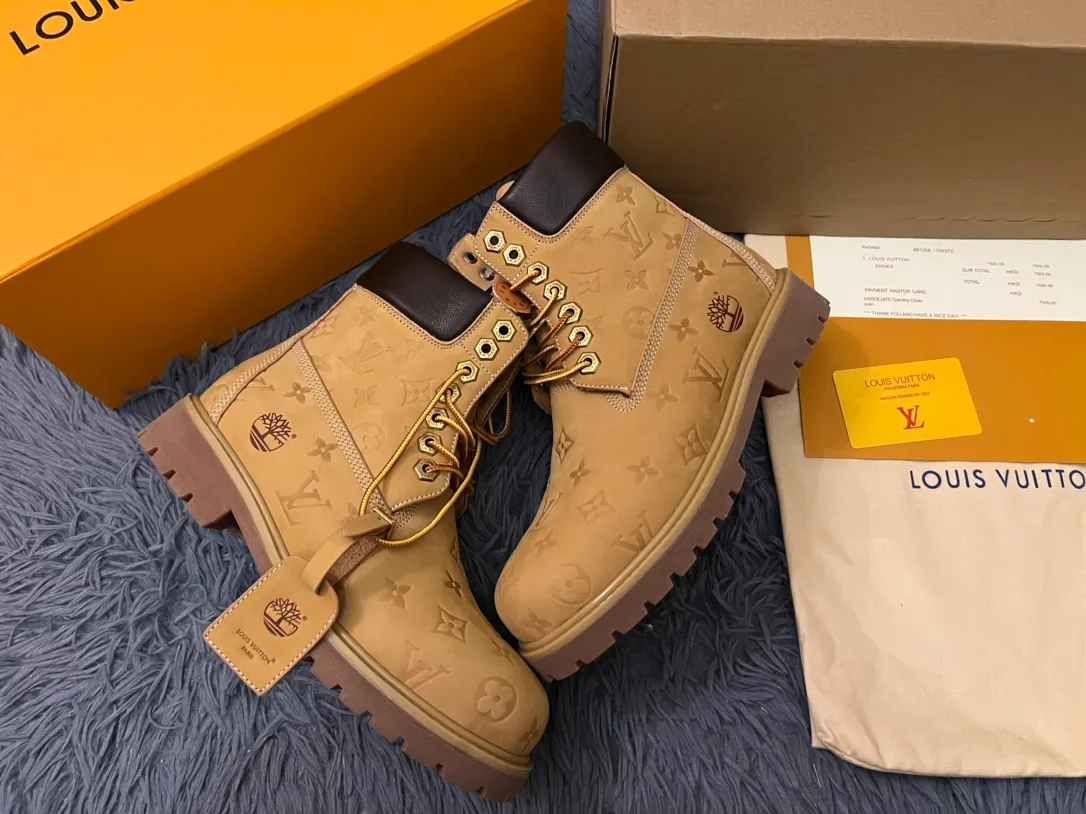 👟👟Ex-factory price 680👟👟 Men's size +10 LV x Timberland Louis Vuitton "Luxury Western" has been initially constructed, and the last link is the "shoes" that can make the style complete and communicative, so the "Shoe King of the Year" came into being. A major collaboration of the season, in a short video of only a few seconds, Fei Dong lifted the legs of his jeans to reveal a pair of classic Timberland rhubarb boots with the LV logo printed on the tongue. He then folded the tongue to reveal the Monogram logo printed on the inside. Size: 35-46